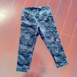 Zyia  Camo Cropped yoga pants